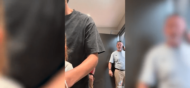 爸爸带娃上女厕?遭路人怒骂,对方报警后被开除(组图) - 3