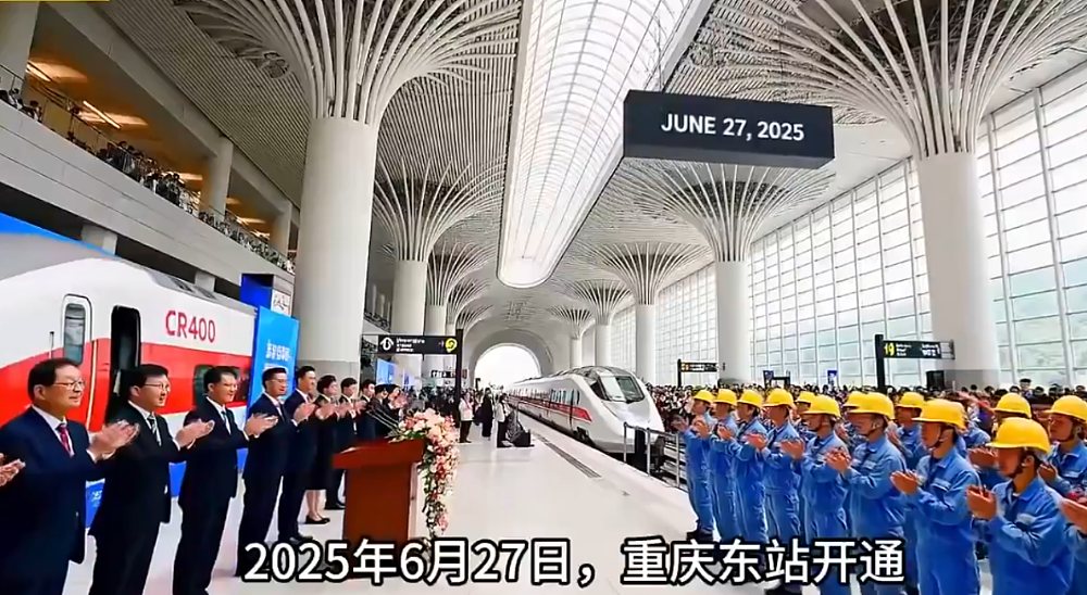 马斯克随手转发了一段中国火车站的视频，结果全世界的网友都破防了（组图） - 17