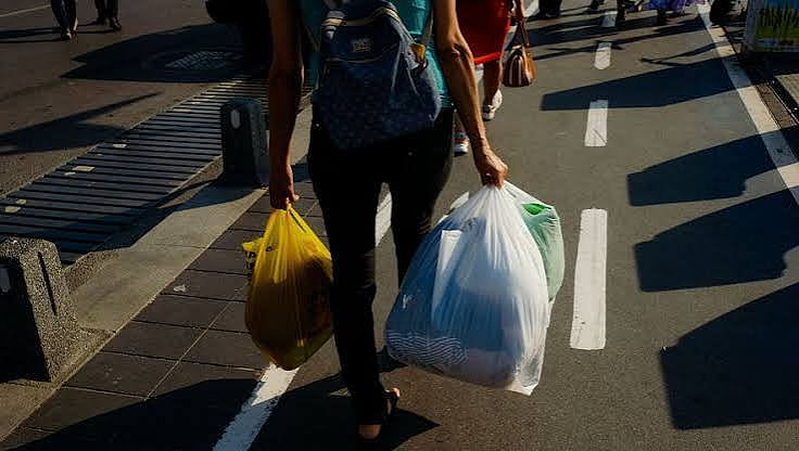 法国老太街头求助好心女孩，骗回家后竟协助儿子实施侵犯！ - 4
