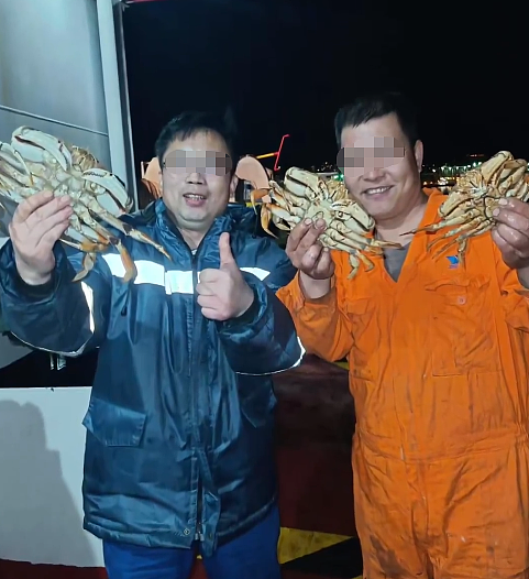 炸锅! 两名华人在加拿大捕捞大量珍宝蟹:,在船上现蒸