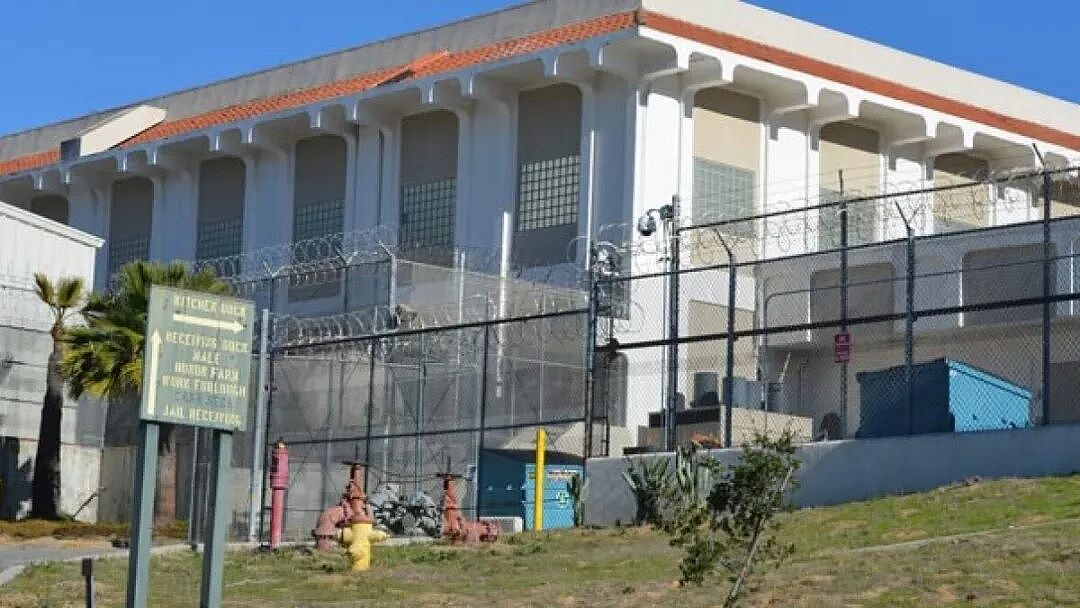 宁可爬回监狱也不愿被遣返?一非法移民为躲避ICE抓捕,爬墙返回监狱(图) - 1