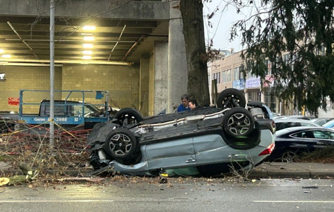 离奇车祸!摩托车“起飞”挂在红绿灯上,视频流出后全网炸了...(组图) - 12