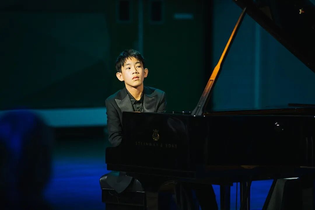 Dillon Chan在公开钢琴演出中，摄影Cameron Jamieson