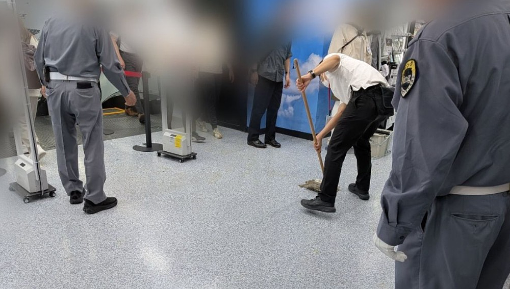 炸裂!女生在便利店蹲下当众排泄,中途还不停移动?全程被监控拍下! - 8