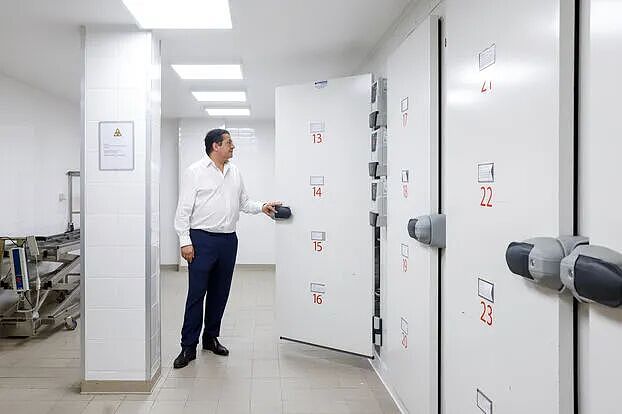 12岁女孩热死，老人倒毙妻子墓前，殡仪馆：别再送尸体来了！（组图） - 2