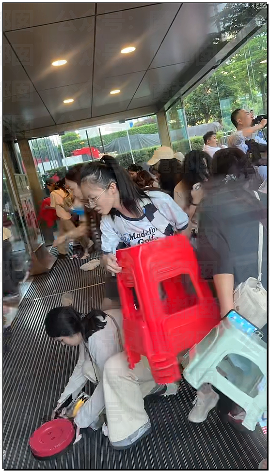 张凌赫粉丝活生生挤爆玻璃大门!多人流血受伤+摔倒在玻璃渣上(组图) - 59