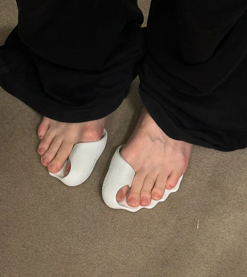 香奈儿秀场惊现“仅半截系带鞋”,网友:价格也该半价吧?(组图) - 23