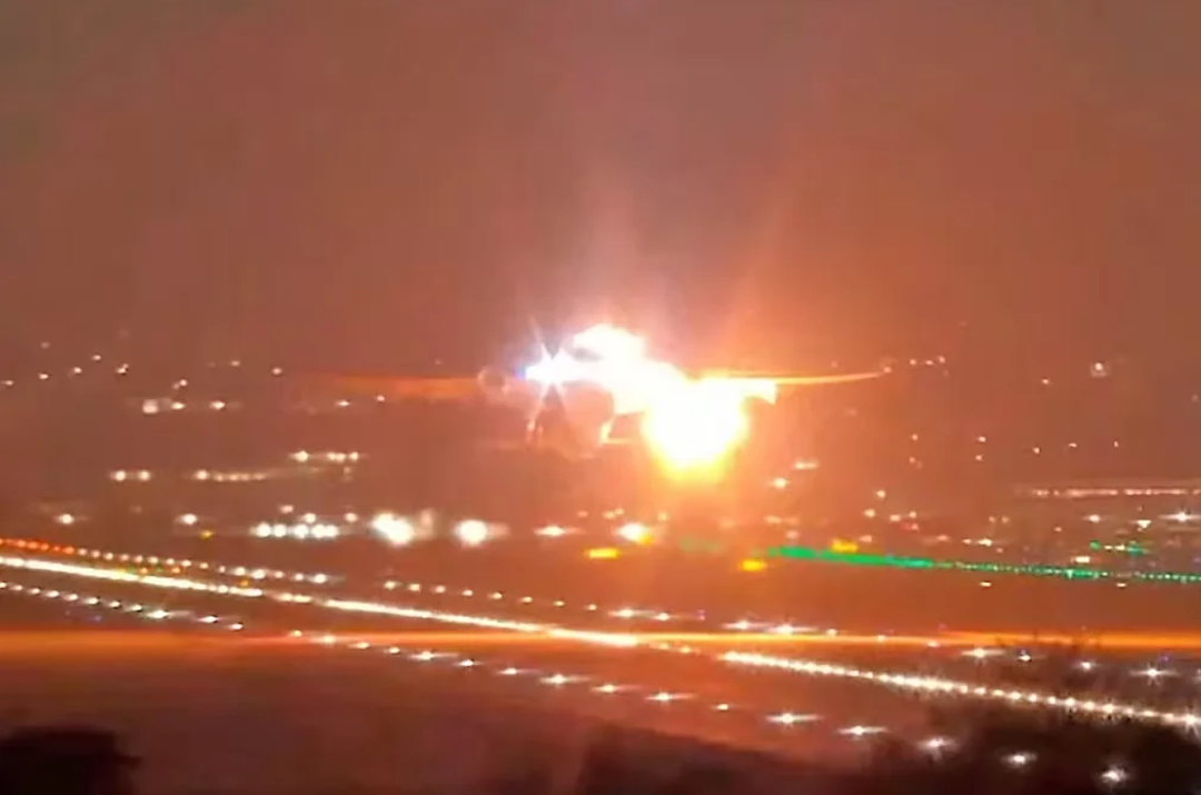 突发! 载286人客机起飞后发动机爆炸, 火光四溅, 乘客吓哭! 视频曝光 - 6