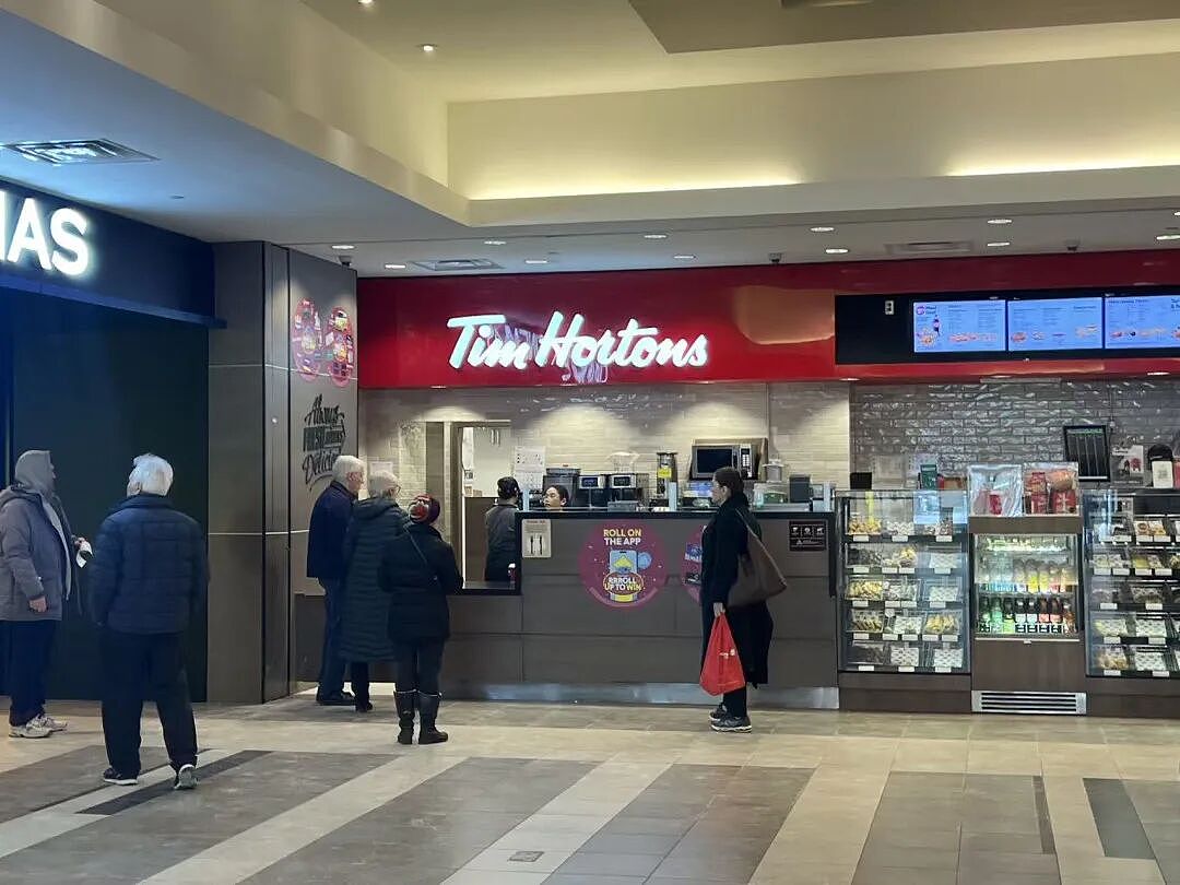 网友爆料:意外翻出1个月前买的Tim Hortons糕点,结果惊到了! - 1