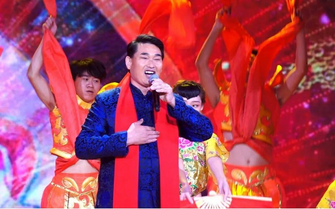 被骗3万的大衣哥,人设彻底立住了(组图) - 1