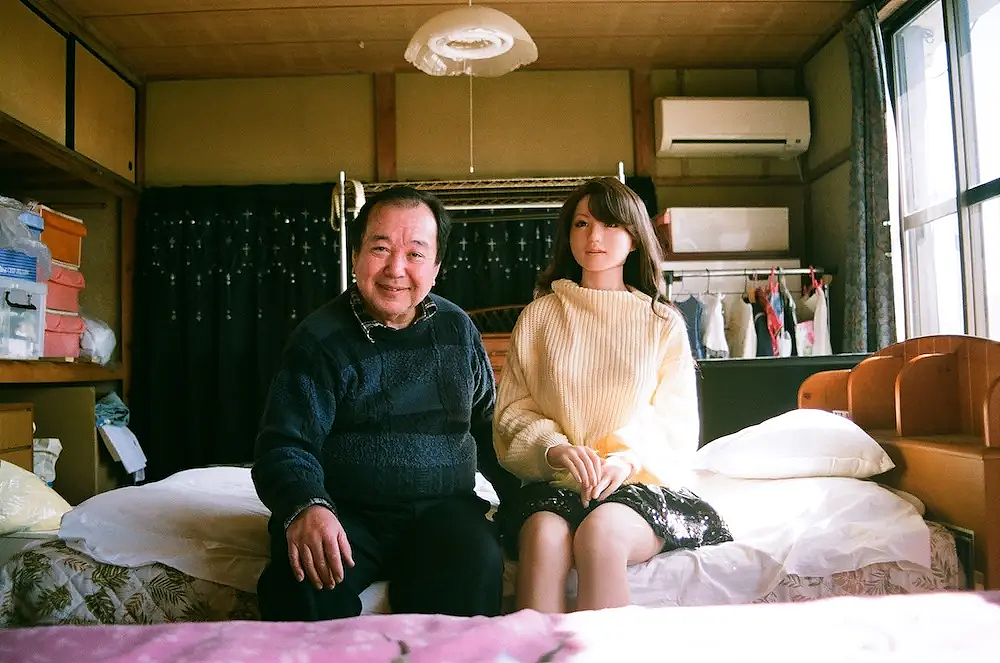 日本60岁大爷恋上硅胶娃娃!抛弃妻女后同居,带“她”四处约会游玩?(组图) - 25