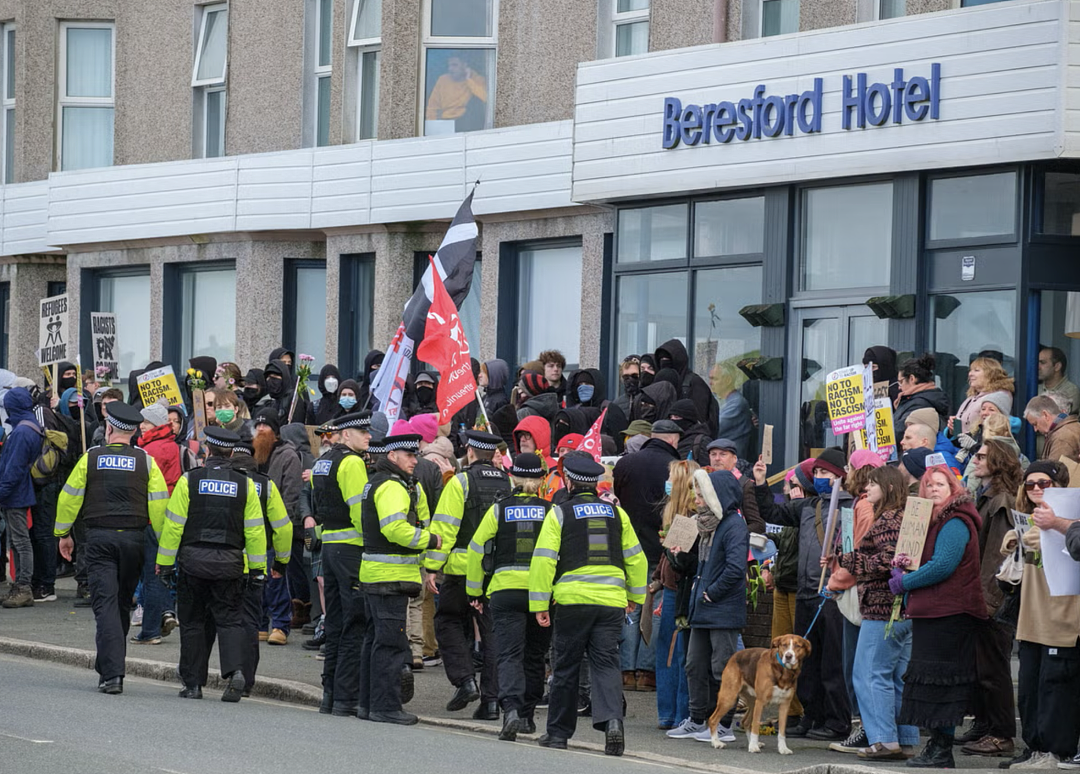 英国首相请辞唐宁街10号，遭到英国人嘲讽：早就该卷铺盖滚蛋了（组图） - 11
