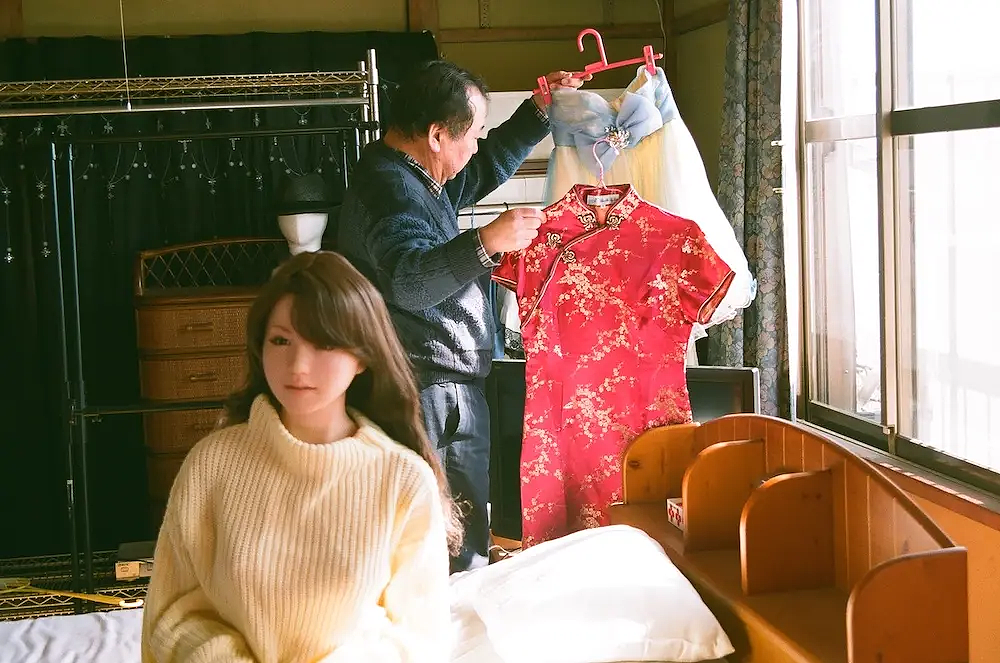 日本60岁大爷恋上硅胶娃娃!抛弃妻女后同居,带“她”四处约会游玩?(组图) - 13