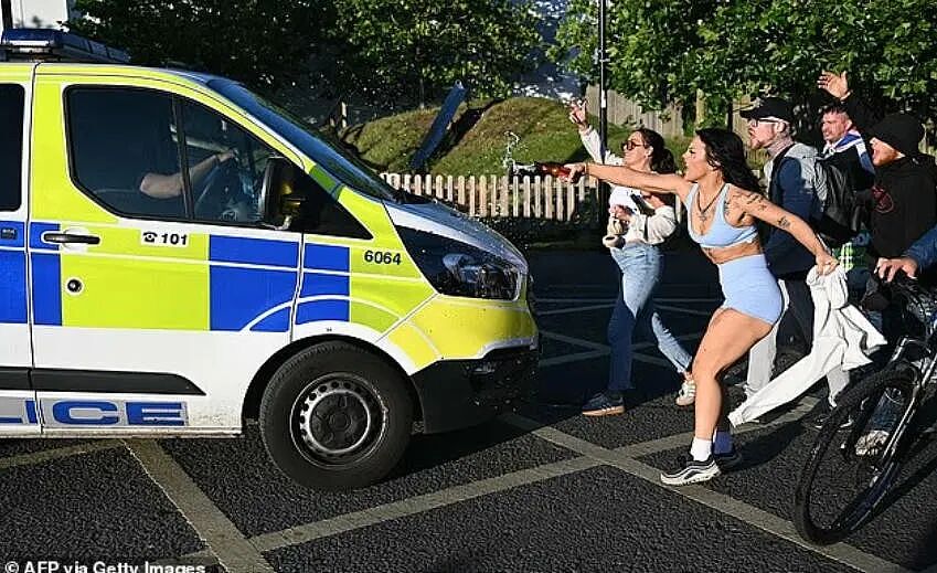 全英震怒！凶手连捅男孩6刀后，一句“他种族歧视”，警察乖乖把受害者铐上了... - 16