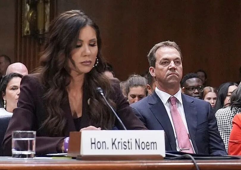 辣眼大瓜！国土安全部部长丈夫痴迷巨乳变装？？人前硬汉人设，人后这是啥...（组图） - 6
