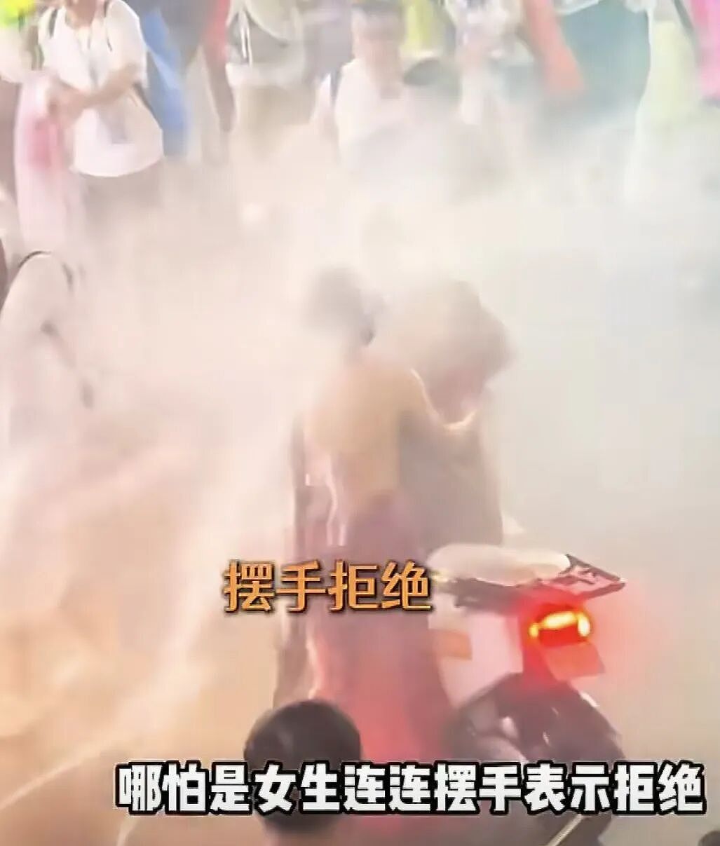 别拿泼水节当遮羞布了:拉车门、灌老人、滋女人,这叫过节?(组图) - 1