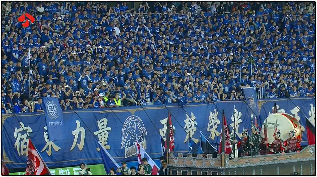 热搜爆了！何润东再扮项羽现身苏超赛场，因“粉底液将军”躺赢（组图） - 34