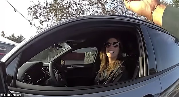 警察指控女子“右手玩手机”！下一秒她举起断臂，全网看傻：这都能开罚单？ - 2