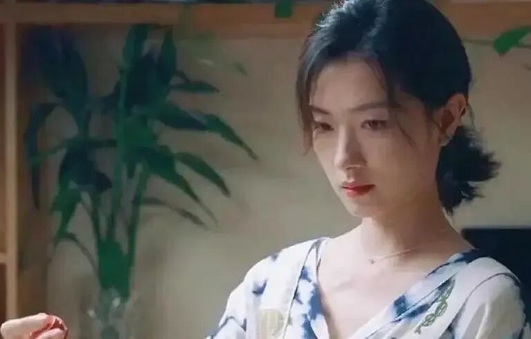 大尺度戏份一脱成名，七次拒绝潜规则被威胁“永不翻身”！嫁普通丈夫9年后，43岁万茜终于火了 - 4