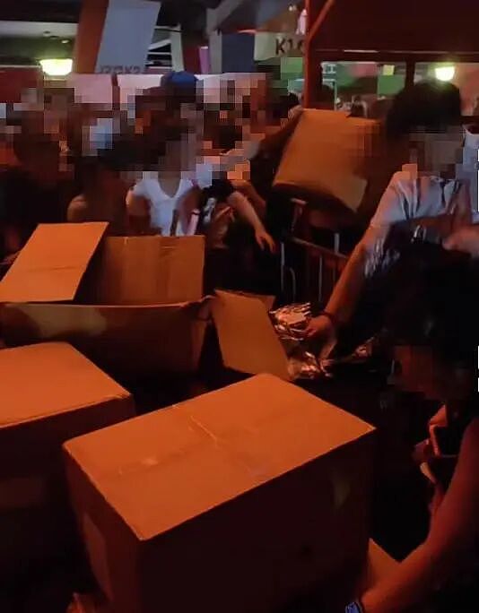 周杰伦鸟巢演唱会散场突降大雨，引发现场混乱！官方周边竟遭哄抢 - 3