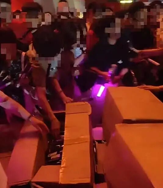 周杰伦鸟巢演唱会散场突降大雨，引发现场混乱！官方周边竟遭哄抢 - 1