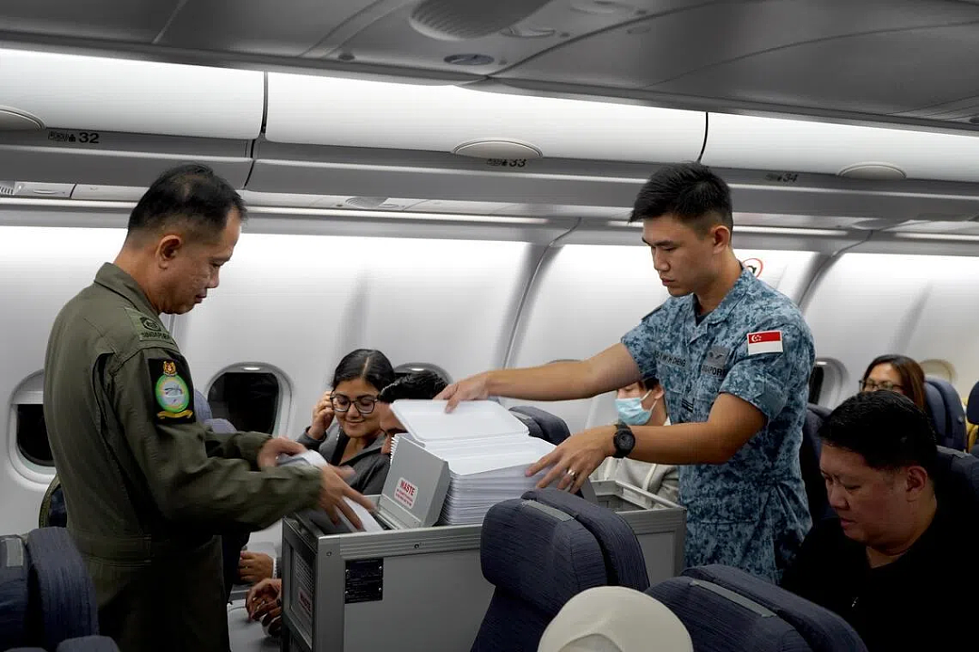 途中遇不明飞行物、带200+同胞穿越危险空域...新加坡空军亲述中东撤侨内幕！（组图） - 7