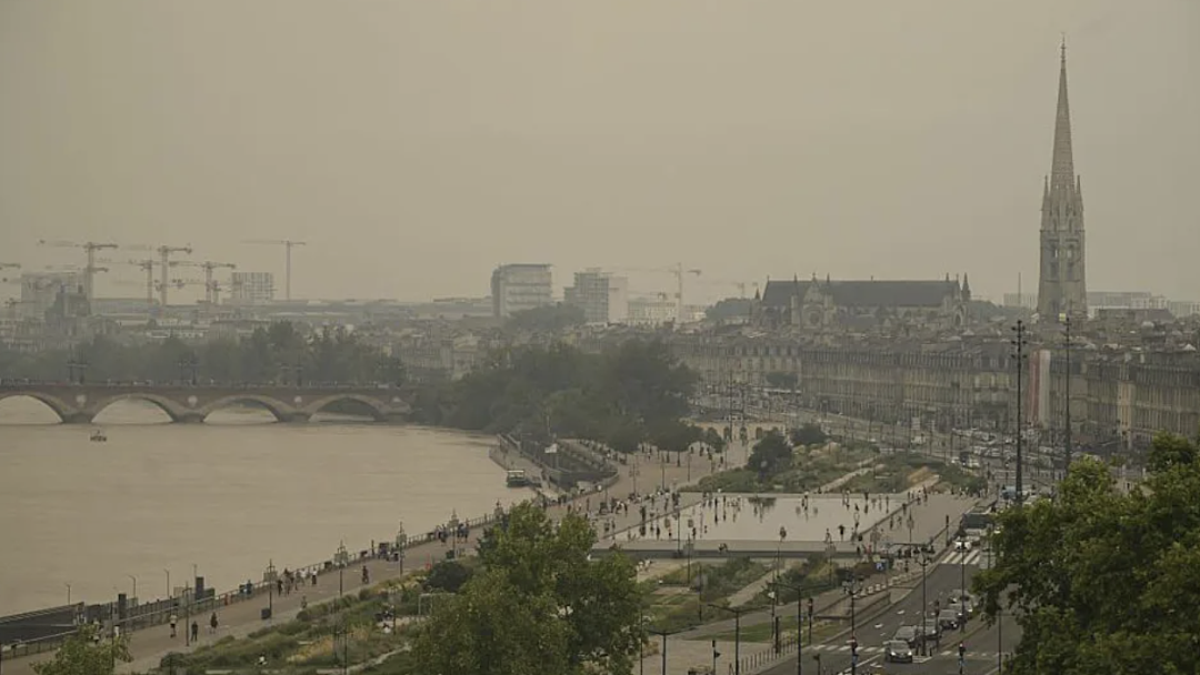 “末日级”山火直逼历史名城：火势大到自造雷暴，38℃高温或再添灾情 - 5