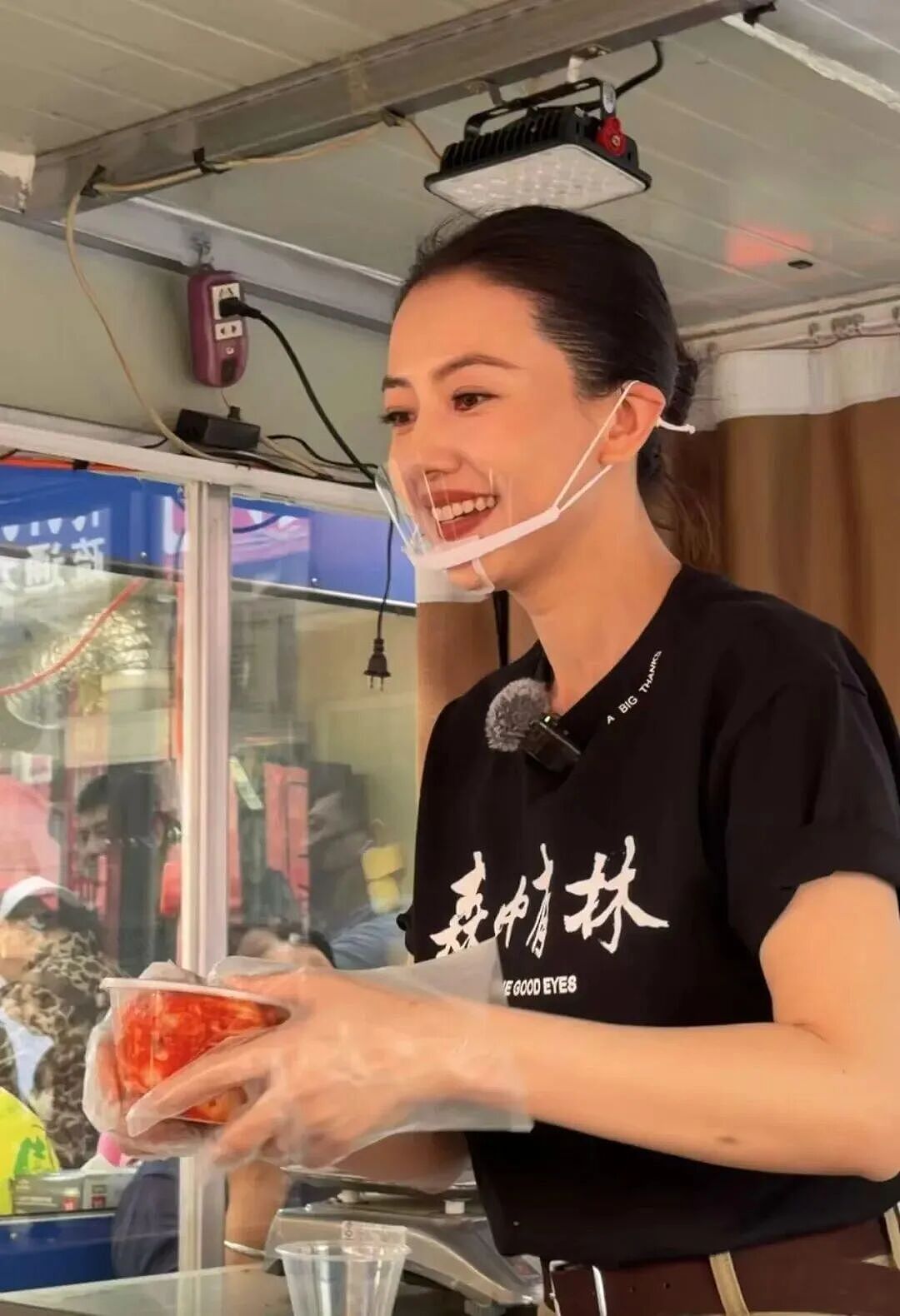 全网刷屏！高圆圆现身沈阳菜市场卖辣白菜！动作麻利圈粉无数！网友：羡慕赵又廷到哭（组图） - 1