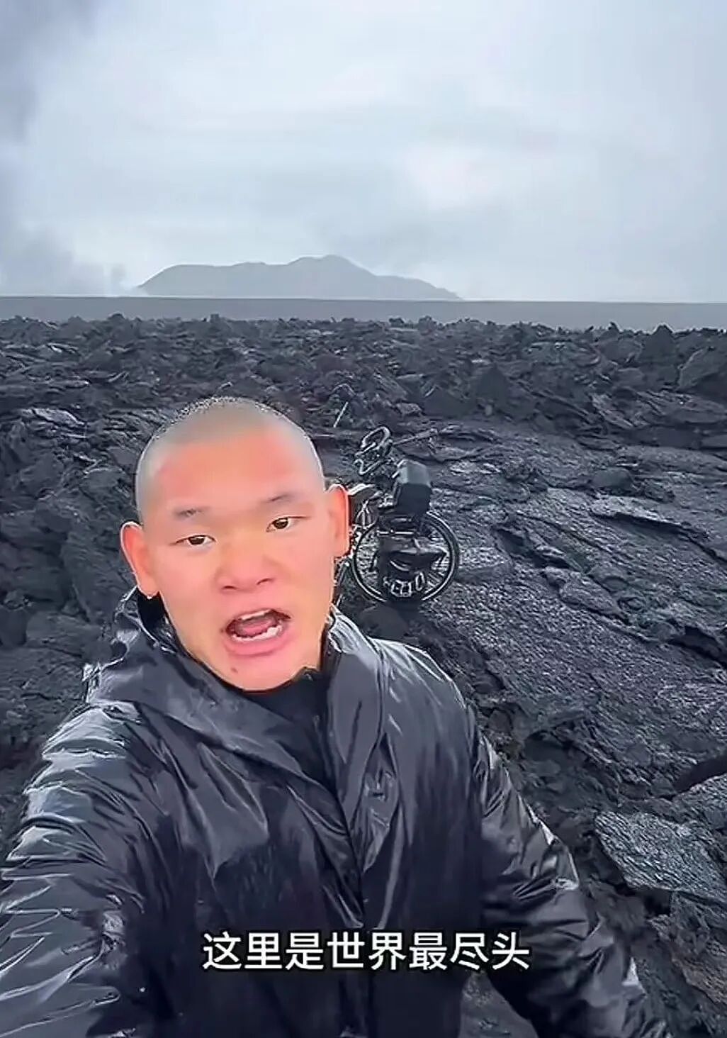 睡桥洞的“东北蓝战非”,活成全网白月光 - 9