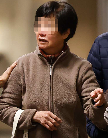 太离谱!华裔大妈撞死苹果高管一家4口,不用坐牢,只吊销驾照3年?判罚引爆舆论...(组图) - 1
