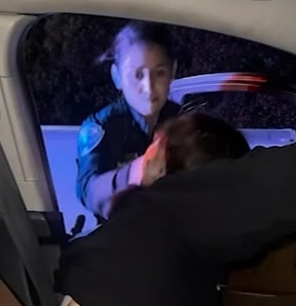 校园冲突后女警揪头发连扇16岁高中生！视频曝光引发上街抗议，家人怒喊：我们要正义（组图） - 5