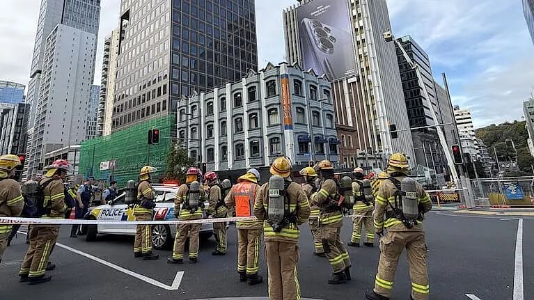 突发！奥克兰在建希尔顿酒店惊现大火，浓烟席卷CBD，1人火中逃生！原计划明年初开业…… - 14