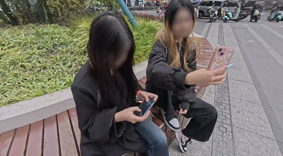国内“崩老头”成产业链？有人假扮年轻女孩讨钱，寂寞中年男主动求崩？ - 1