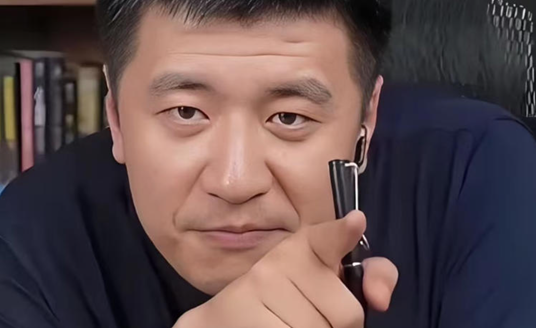 张雪峰追悼会现场万人送行吊唁，大批学子天不亮排长队！为何他会被这么多人纪念？ - 11