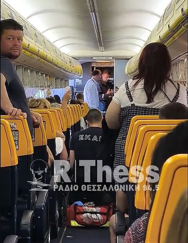 高空惊魂!飞机飞至2万英尺舷窗突然脱落,61岁乘客被吸出机外,妻子拼死拉住丈夫 - 5