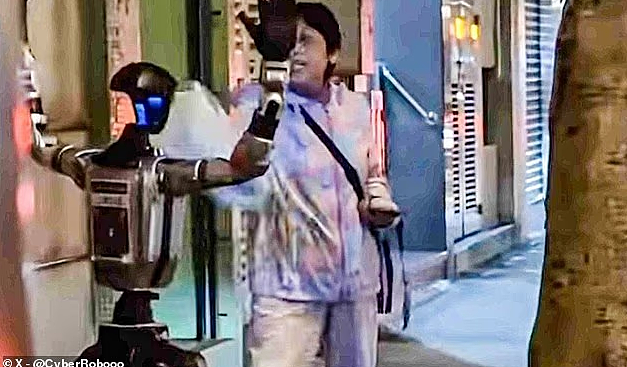 电影照进现实!人形机器人首次被警察“带走”,70岁老太太被吓到当场送医(组图) - 2