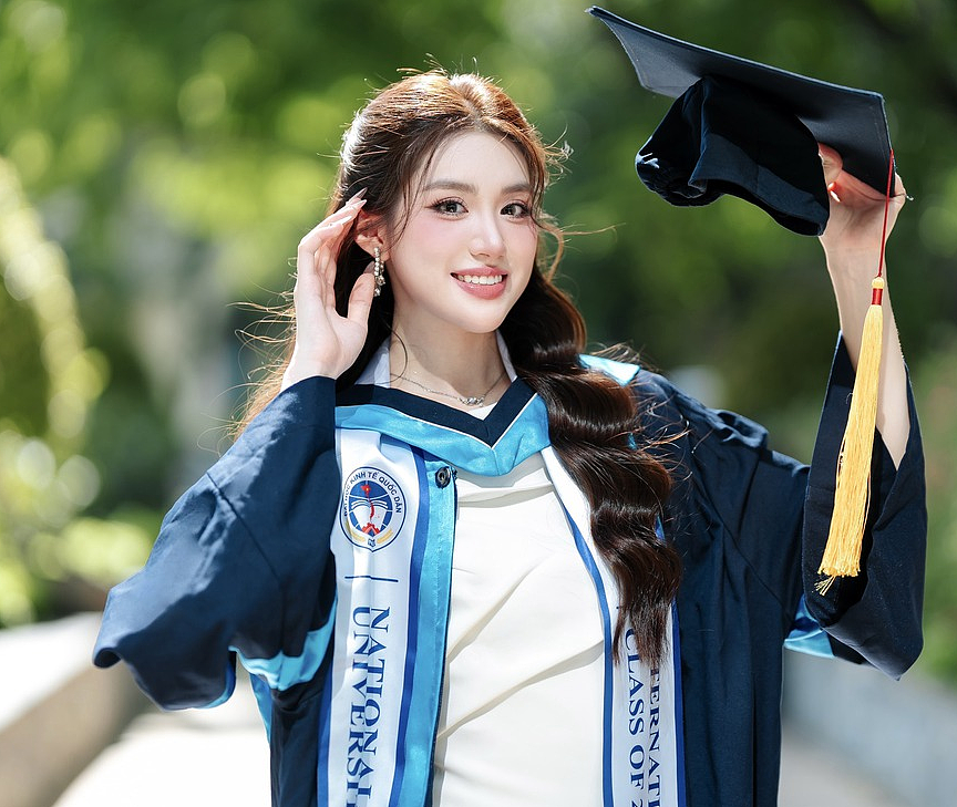 学霸+神颜+沙漏身材，越南新晋选美冠军美照杀疯全网（组图） - 18