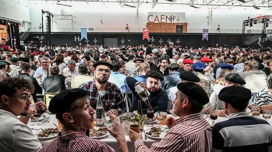 法国“大炮盛宴”4千人狂炫烤乳猪,却被“不吃猪肉”的群体冲烂:你排挤我们?!(组图) - 17