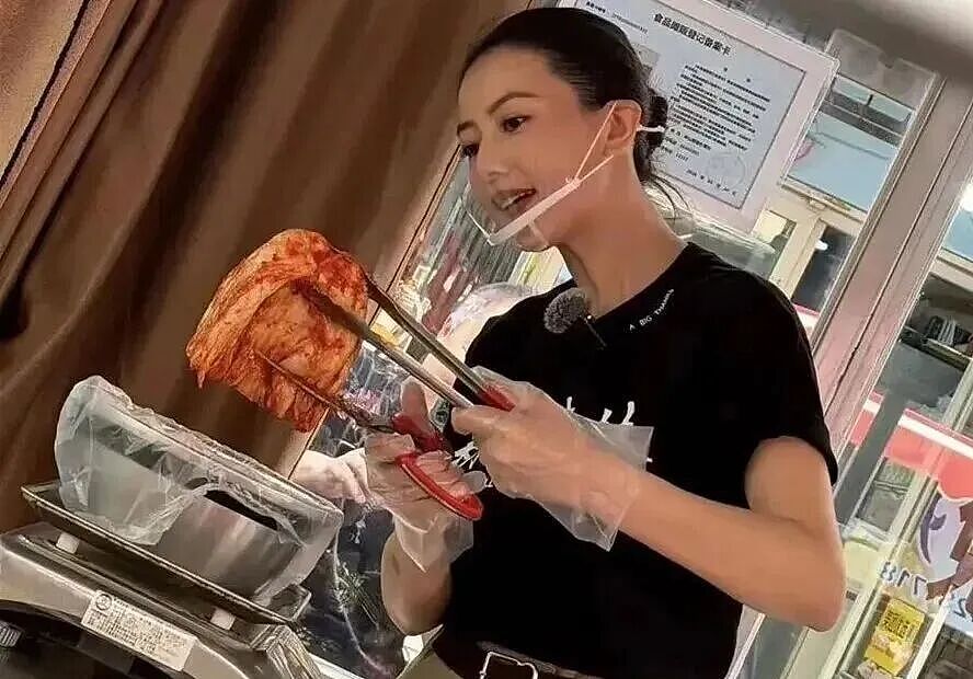 全网刷屏！高圆圆现身沈阳菜市场卖辣白菜！动作麻利圈粉无数！网友：羡慕赵又廷到哭（组图） - 4