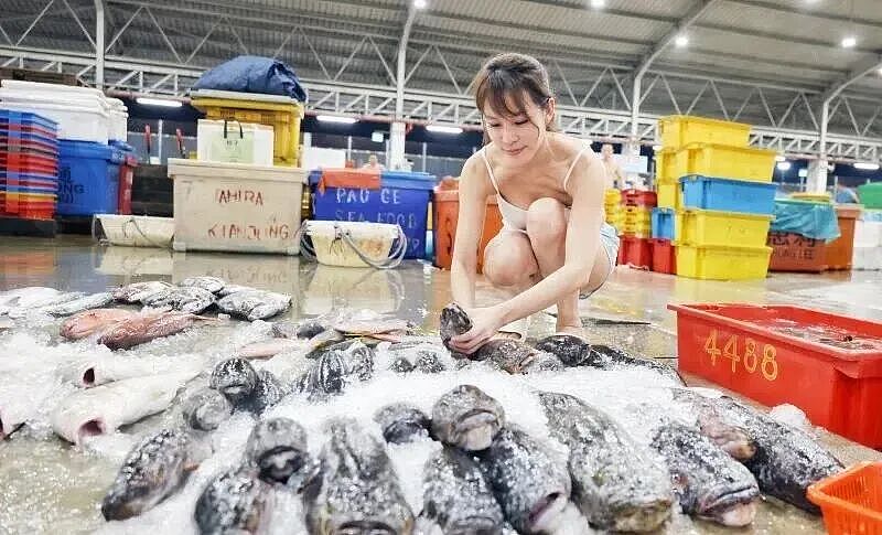 从空姐到网红美女鱼贩：男友出轨闺蜜，35万积蓄被骗光！（组图） - 1
