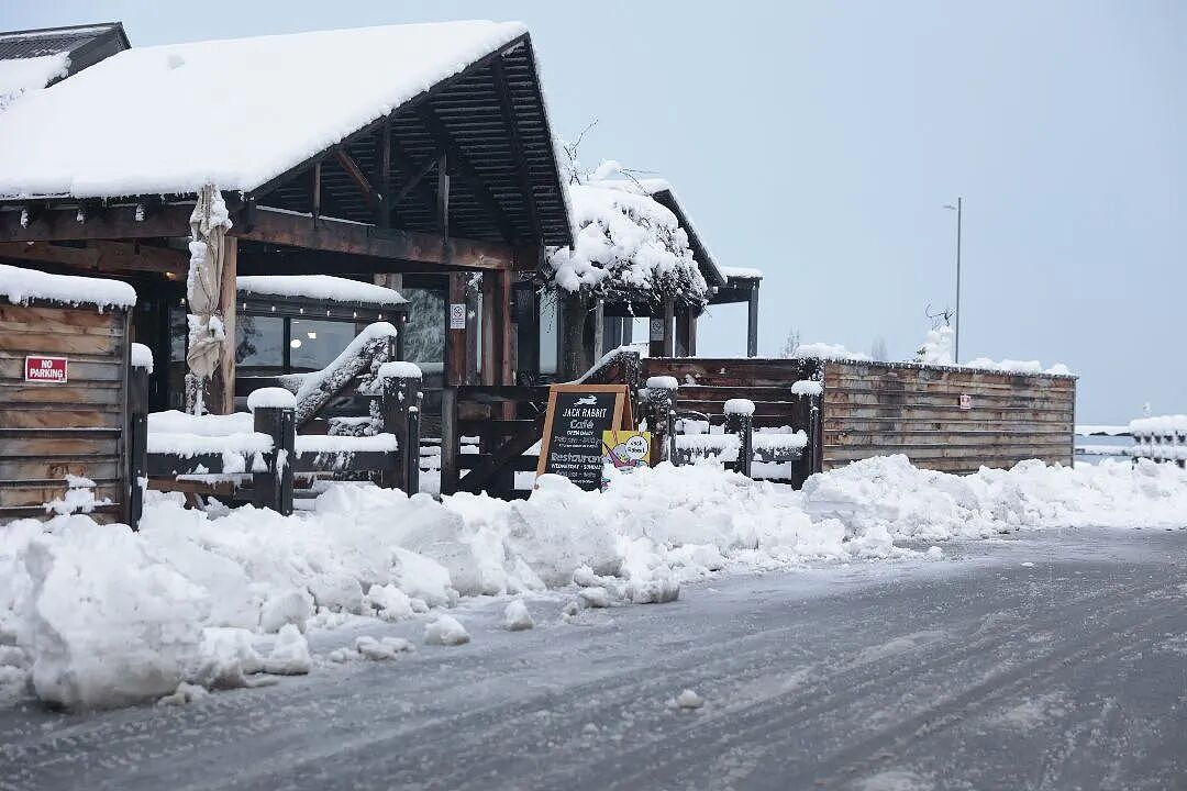 新西兰一地进入紧急状态!25厘米暴雪砸下,华人游客被困,发贴“求出逃”...(组图) - 17