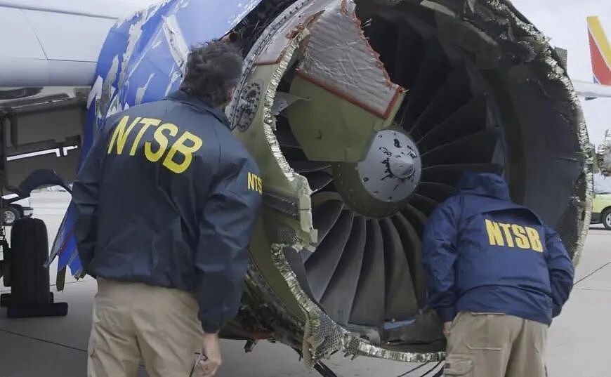 高空惊魂！飞机发动机爆了，打碎一扇窗，一个乘客头被吸出舱外，妻子死拽他的腿，撑了五分钟！ - 11