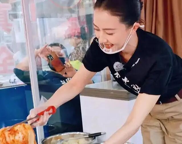 高圆圆在沈阳菜场卖辣白菜！女神变身摊主动作娴熟，路人围观不敢认（组图） - 3