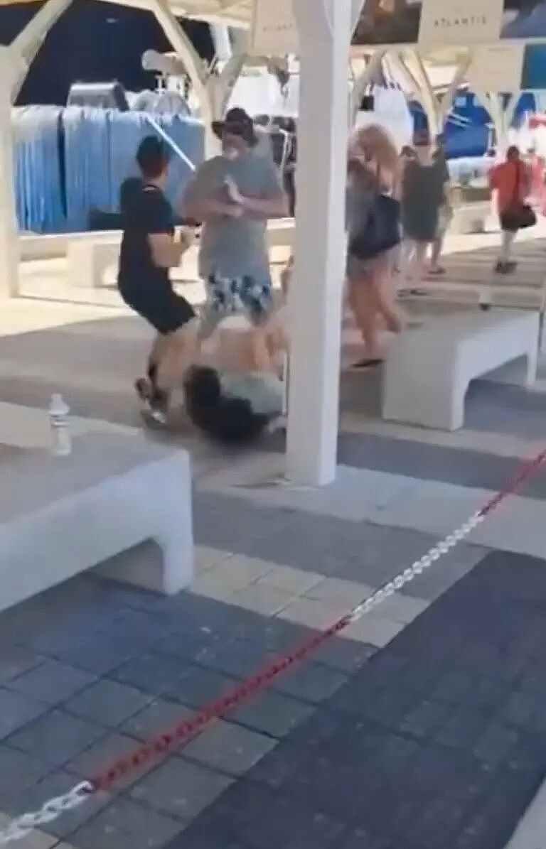 离谱！邮轮游客爆发群殴，进警察局后又袭警，砸穿玻璃想逃跑！（组图） - 1