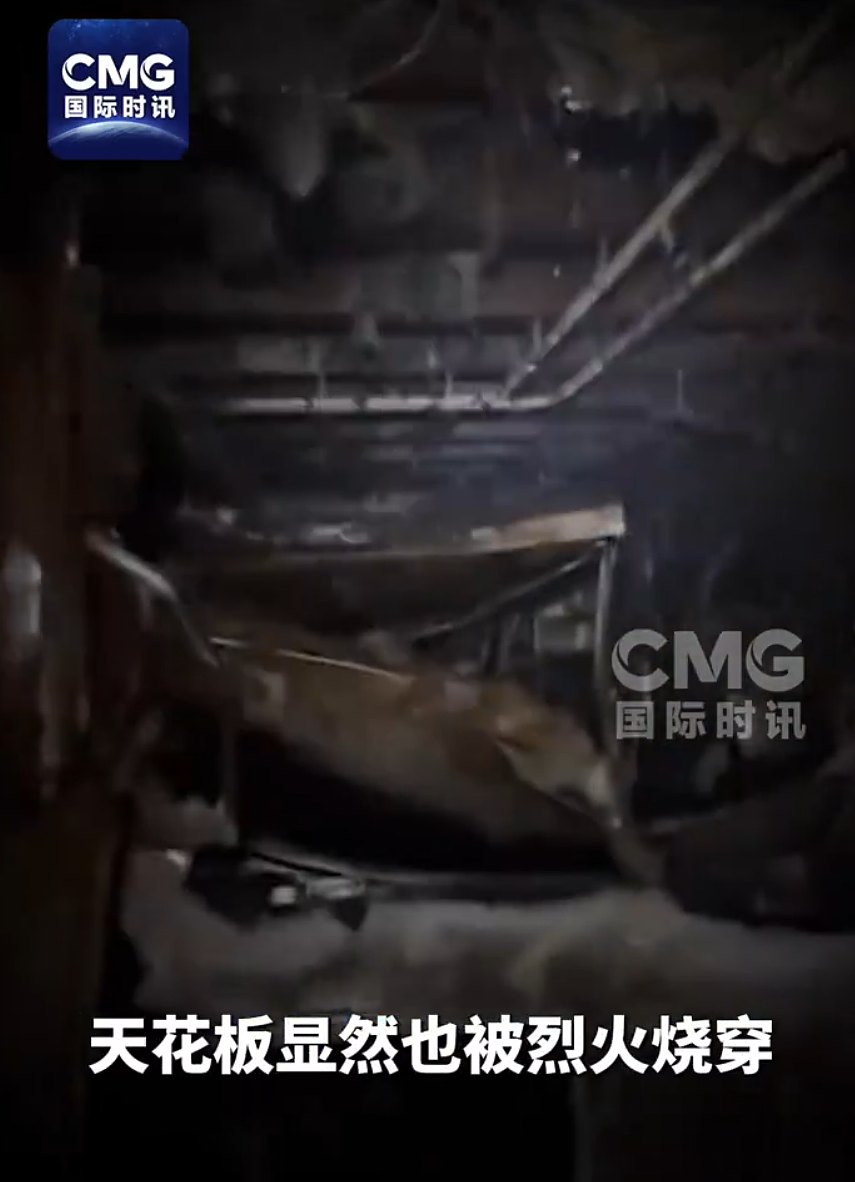 美媒曝光“福特”号航母火灾后画面:天花板被烧穿,床架焦黑扭曲(组图) - 1
