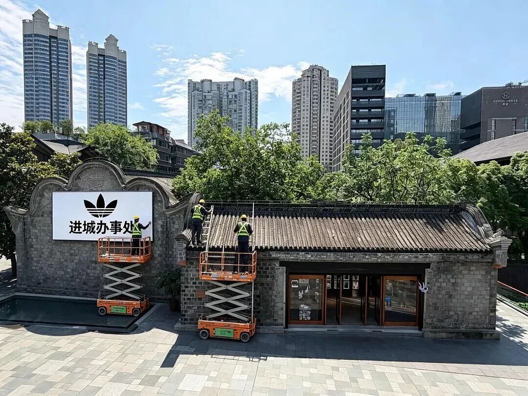 阿迪“进城办事”T恤卖爆！卷不动的运动巨头开始靠整活赚钱（组图） - 4