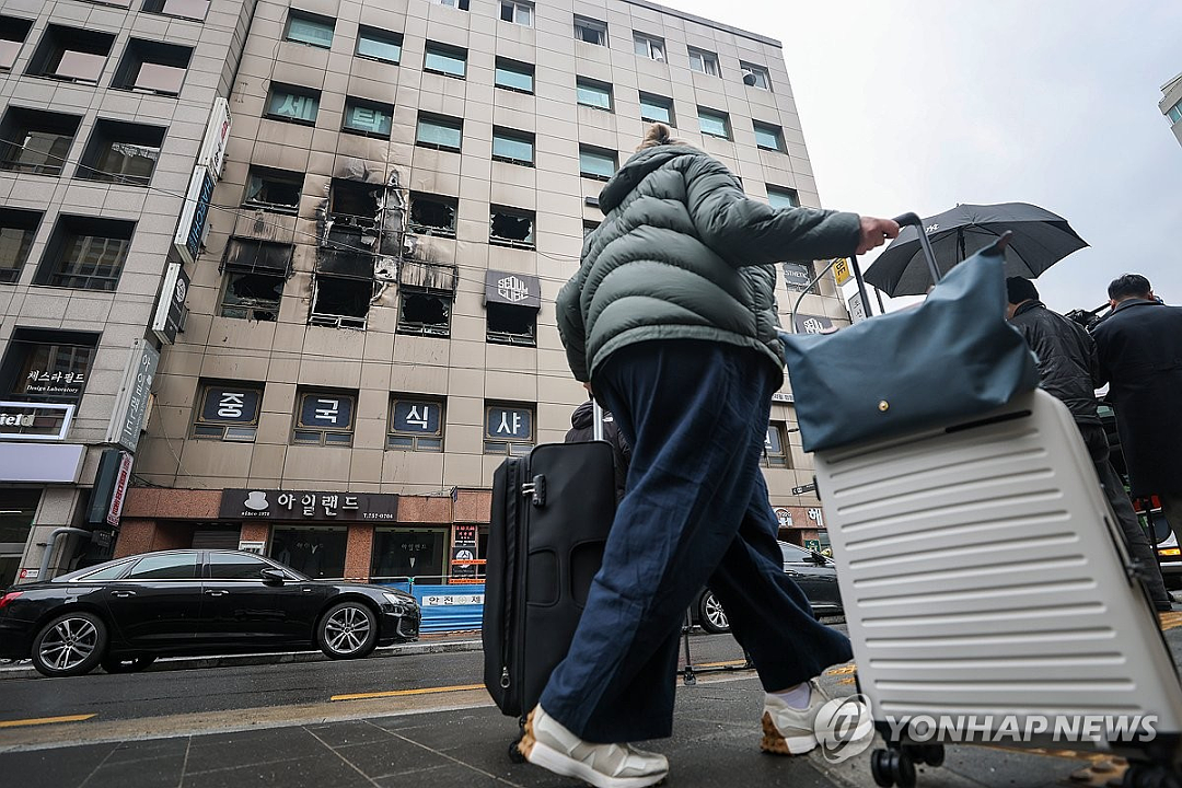 首尔胶囊旅馆大火，烧穿了无数外国游客的“将就一晚”（组图） - 1