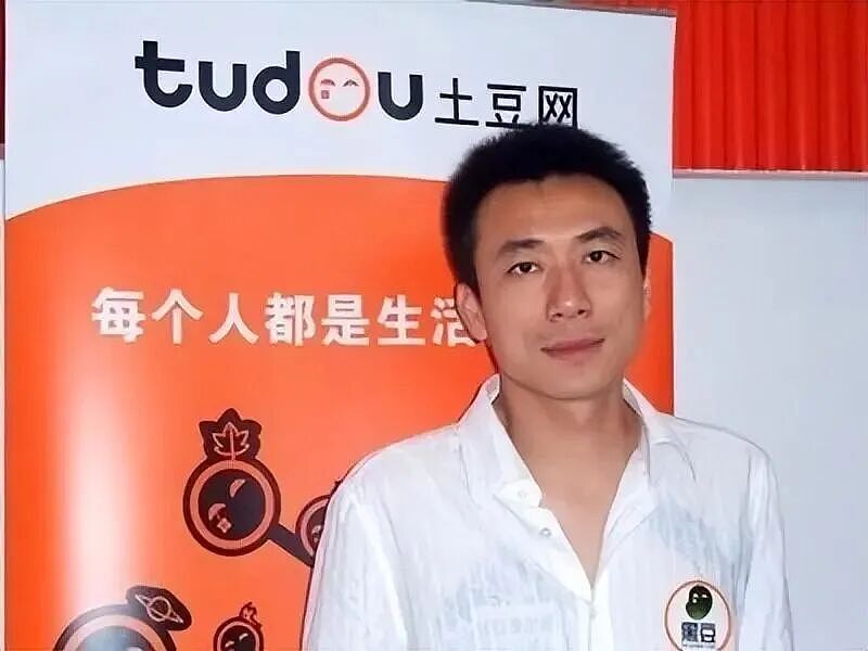 亿万富豪迎娶美女主持人，转头却与女演员同居！原配凭一己之力搞垮整个巨头公司 - 1