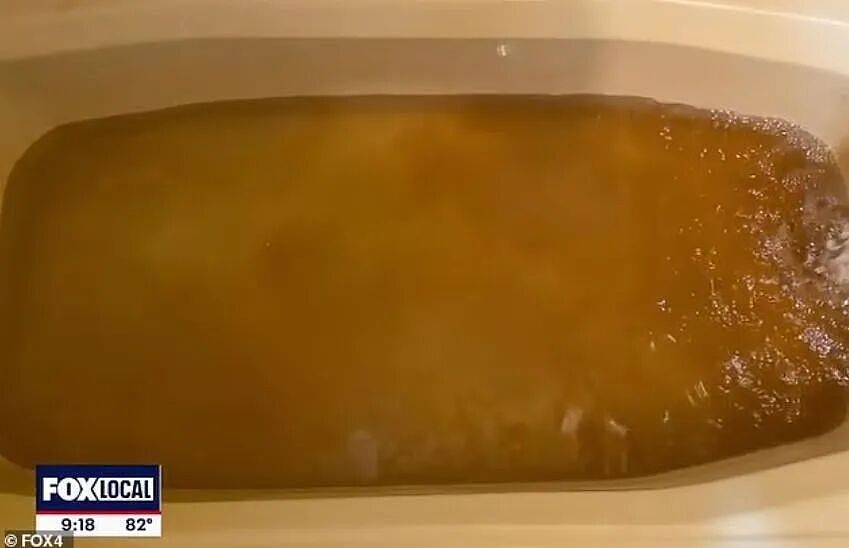 16岁女孩在家洗个澡,被自来水化学烧伤了?水黑得像可乐,当地却把曝光的记者抓了...(组图) - 9