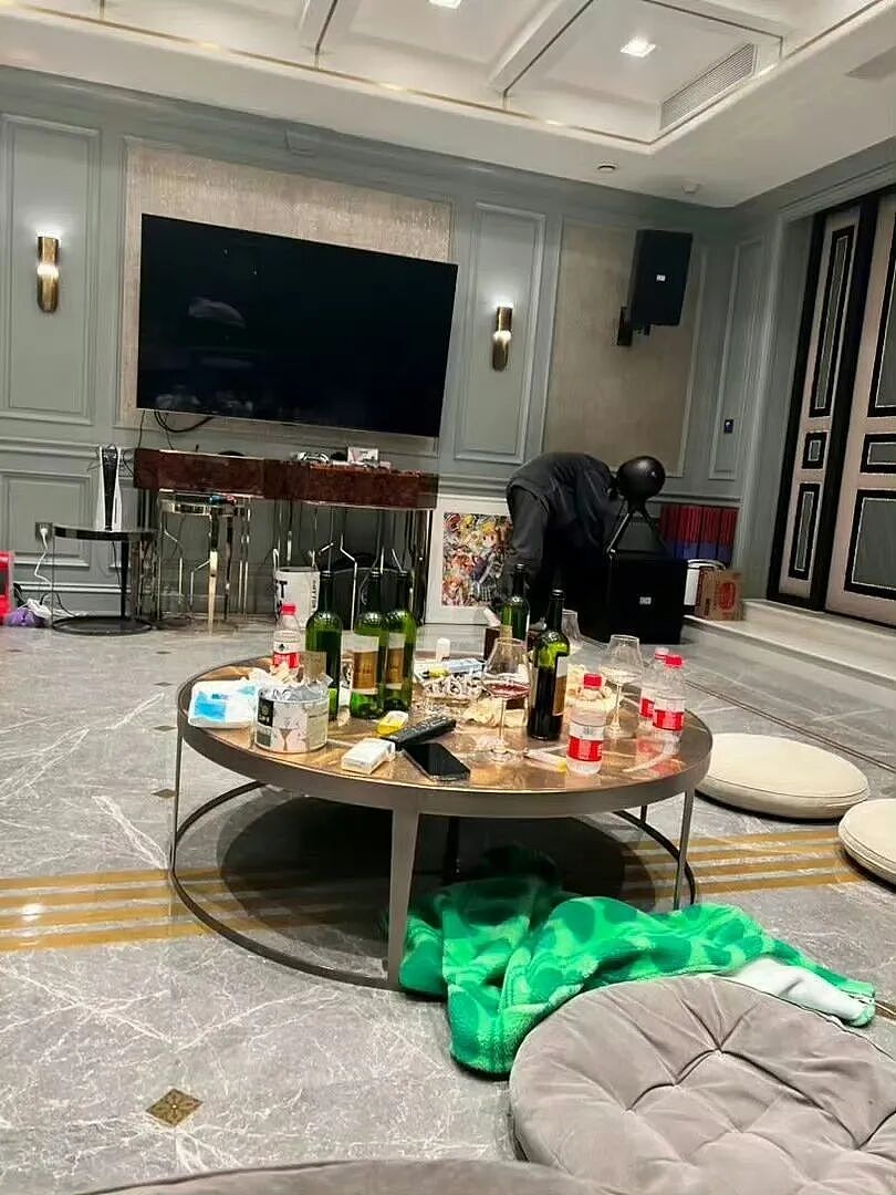 后续!鹿晗遭网红公开私密照及聊天截图!评论区大尺度发言冲上热搜!工作室处理方式引粉丝不满!时间线梳理,全网心疼关晓彤! - 9